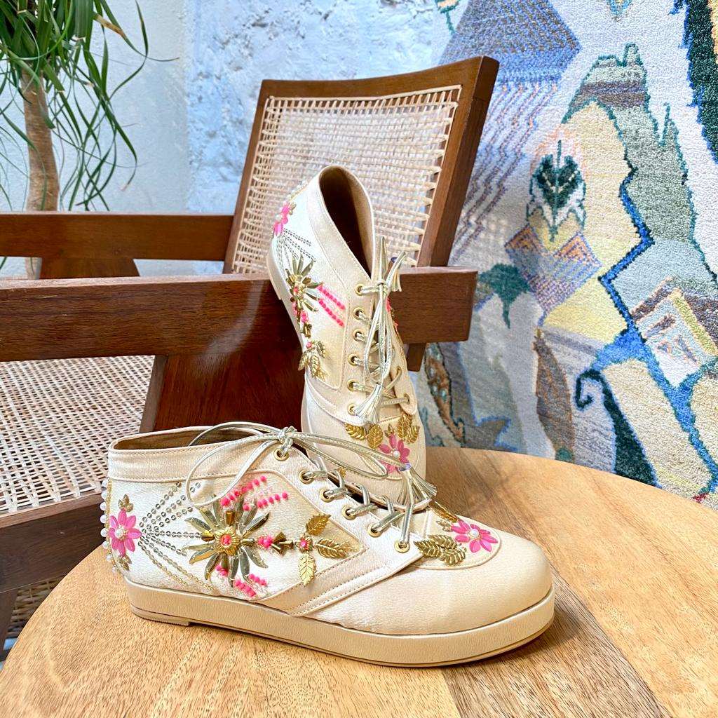 Flat White Floral Bridal Sneaker Wedges - Customized Wedding Shoes | Tiesta Flat White Floral Bridal Sneaker Wedges - Customized Wedding Shoes | Tiesta