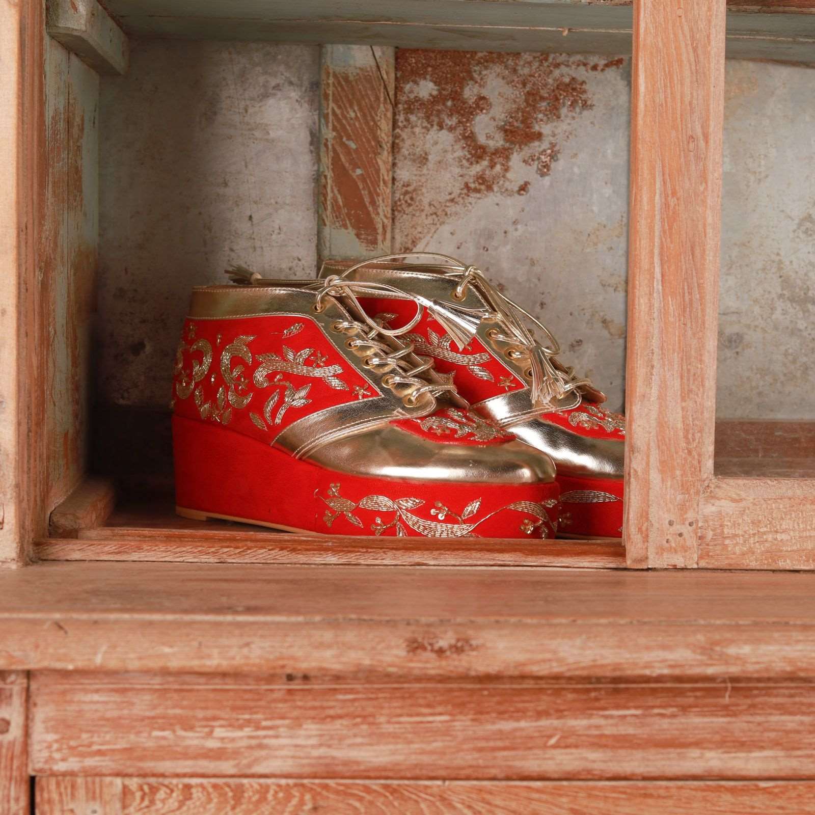 Begum (Gold Wedding sneakers Customised Red Shoes) Begum (Gold Wedding sneakers Customised Red Shoes)