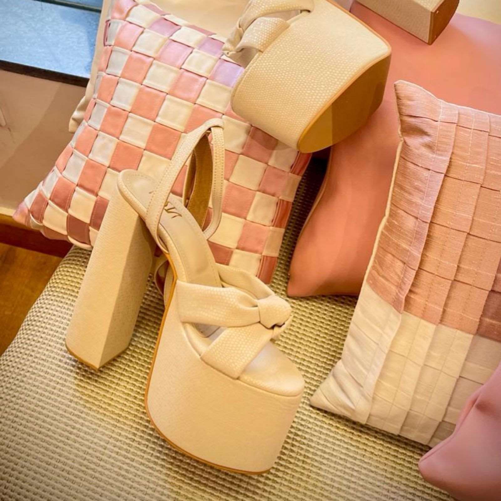 Boss LADY (6 Inches Blocks customised) Boss LADY (6 Inches Blocks customised)