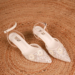 Crescent (Bridal white) (Pearl and bead Pointy close Kitten Heel) Crescent (Bridal white) (Pearl and bead Pointy close Kitten Heel)