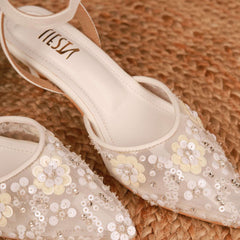 Crescent (Bridal white) (Pearl and bead Pointy close Kitten Heel) Crescent (Bridal white) (Pearl and bead Pointy close Kitten Heel)