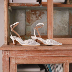 Crescent (Bridal white) (Pearl and bead Pointy close Kitten Heel) Crescent (Bridal white) (Pearl and bead Pointy close Kitten Heel)