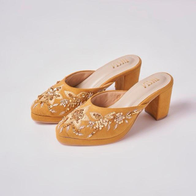 Comfortable Hand-Embroidered Pumps with Platform - Perfect for All-Day Wear