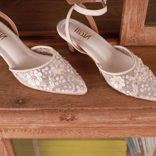 Crescent (Bridal white) (Pearl and bead Pointy close Kitten Heel)